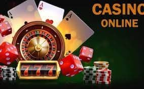 Antarmuka permainan poker dengan jelas menampilkan kartu, pot, dan riwayat tangan
